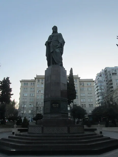 Monument de Nizami Ganjavi à Bakou