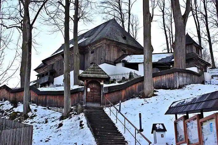 Église articulaire en bois de Leštiny