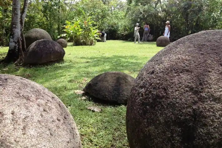 Sphères mégalithiques du Costa Rica