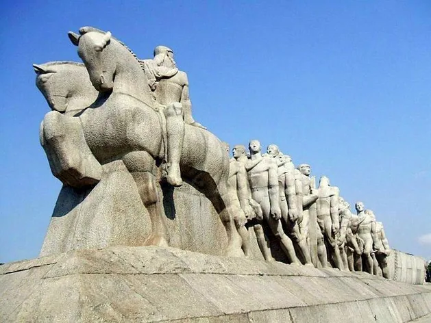 Monument aux Drapeaux