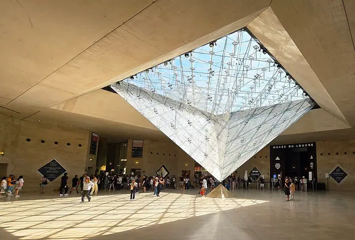 Pyramide inversée du Louvre
