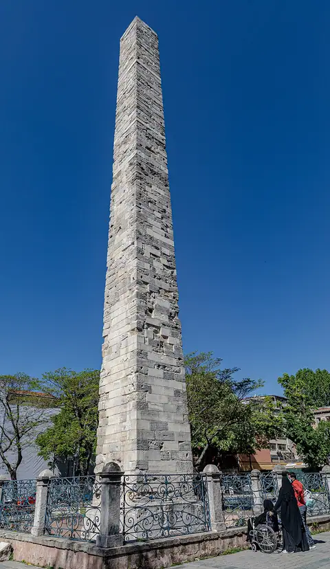 Obélisque « muré »
